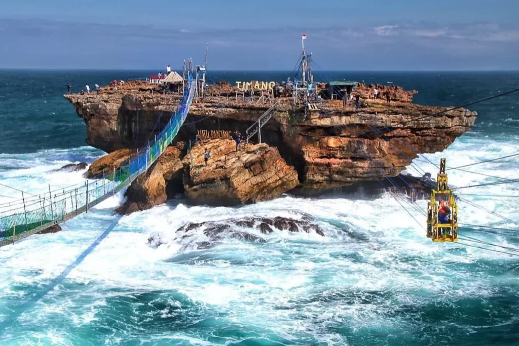 Gondola Kayu Tradisional Pantai Timang Gunungkidul