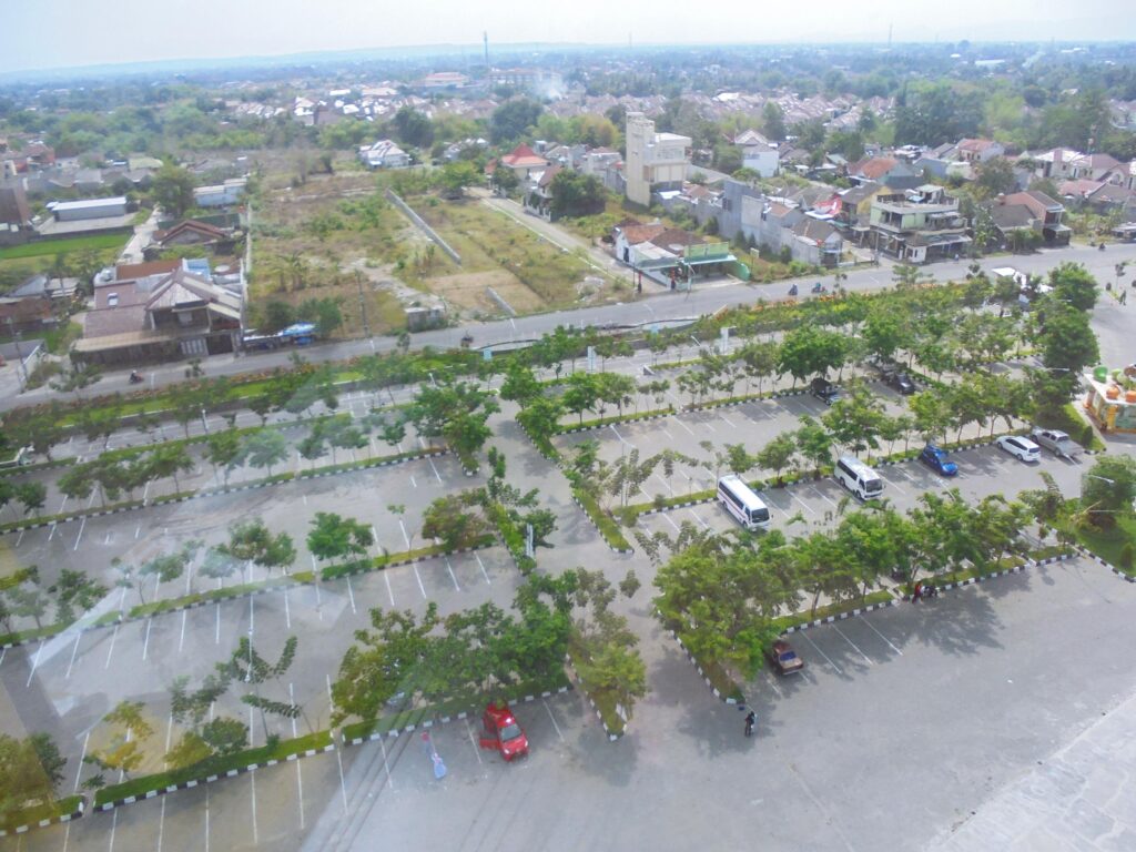 Area Parkir Luas di Sindu Kusuma Edupark - SKE City Park
