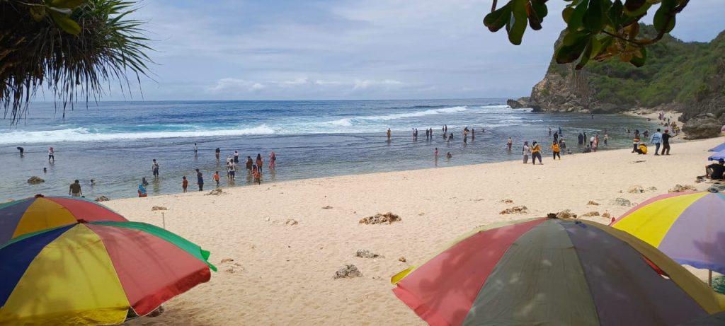 Pantai Nguyahan - Indo Travel Planner