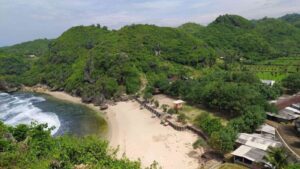 Pantai Nguyahan - Indo Travel Planner