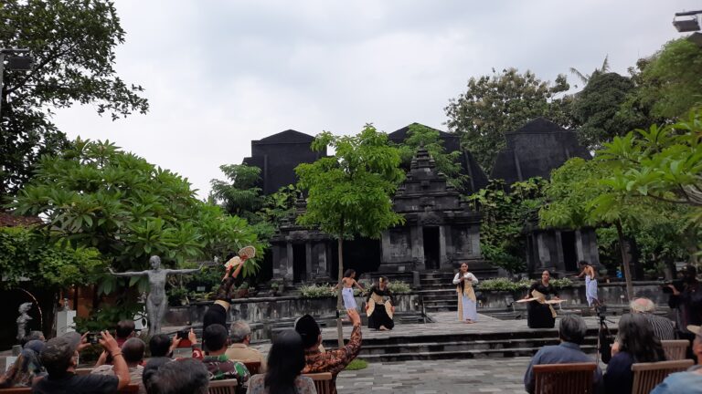 Pertunjukan Seni Tari di Candi Tirto Raharjo