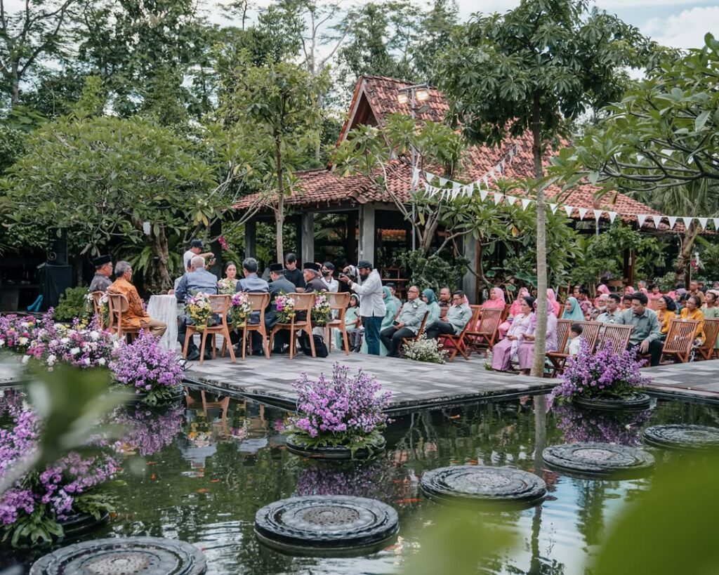 Prosesi Wedding di Candi Tirto Raharjo